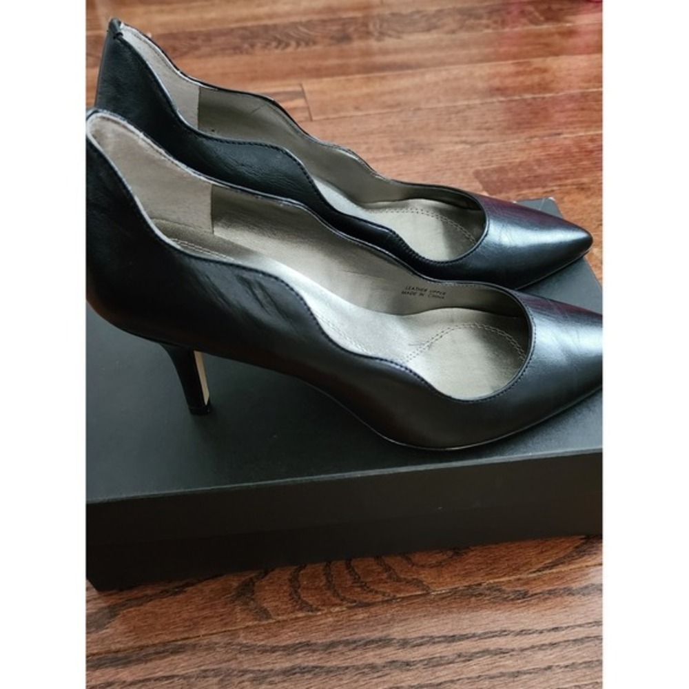 Tahari Candela Pump Women 8.5 Black Leather Scalloped Pointed Toe Office Classic